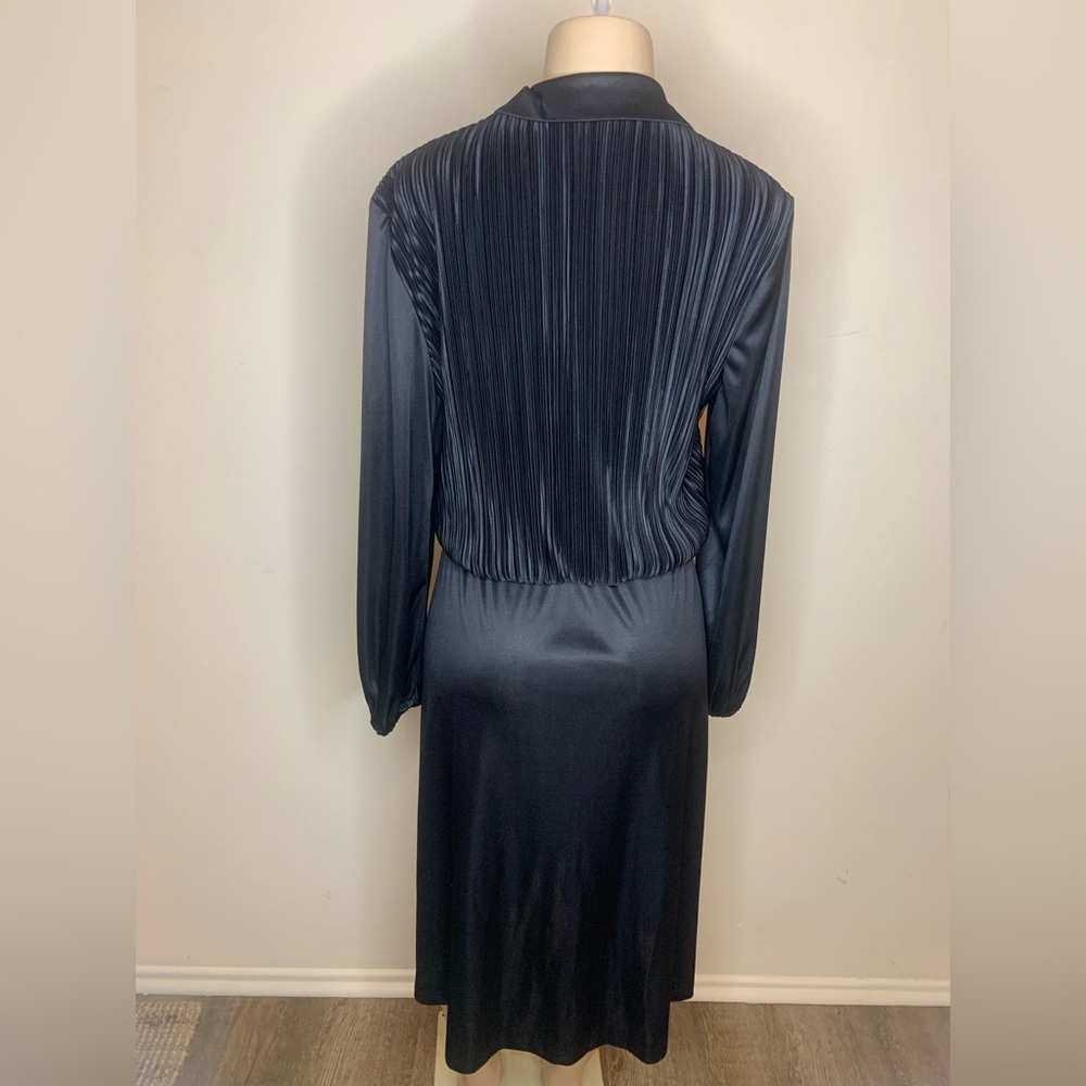 Elegant Black Pleated Dress - Picture 5 of 10